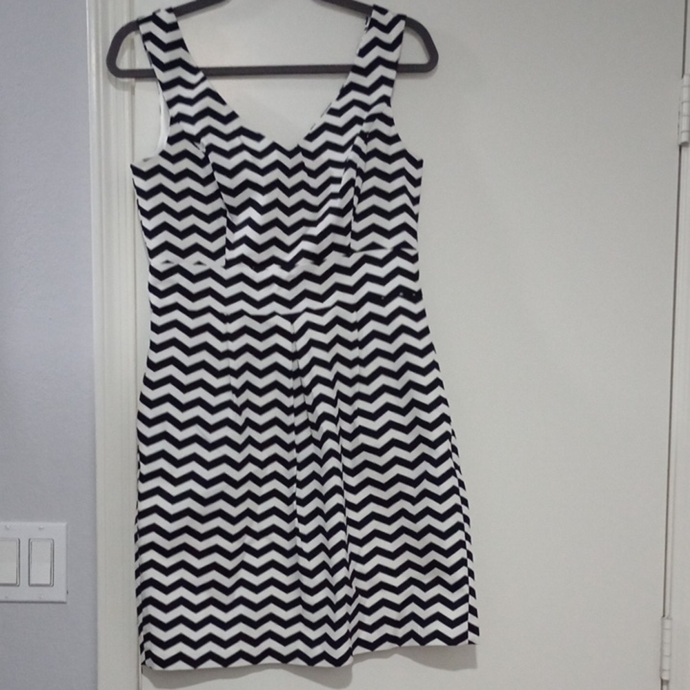 White House Black Market Black,/White Chevron Fit-and-Flare Midi Dress. Size 6